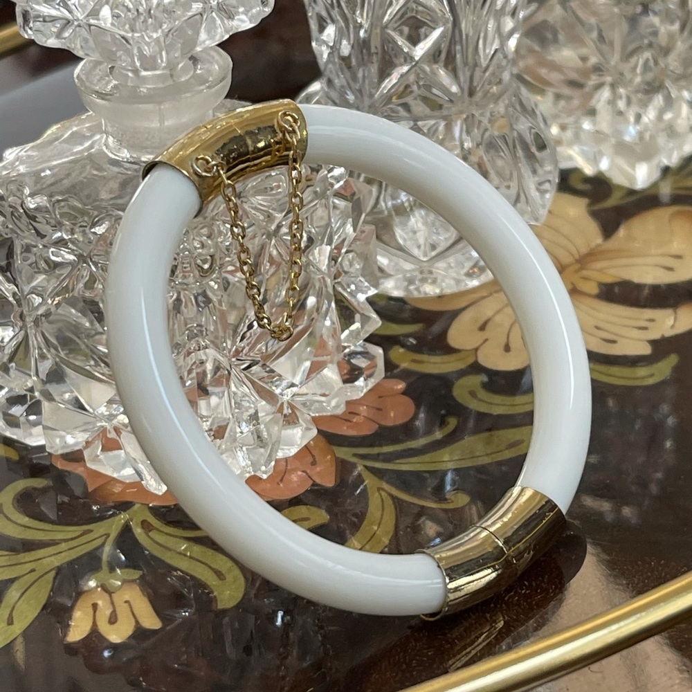 Rare white Peking glass gold tone hinged bangle - Picture 6 of 12